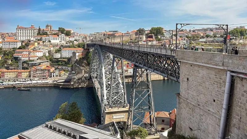Ponte Luís I sobre o rio Douro, com o casario da Ribeira do Porto na outra margem