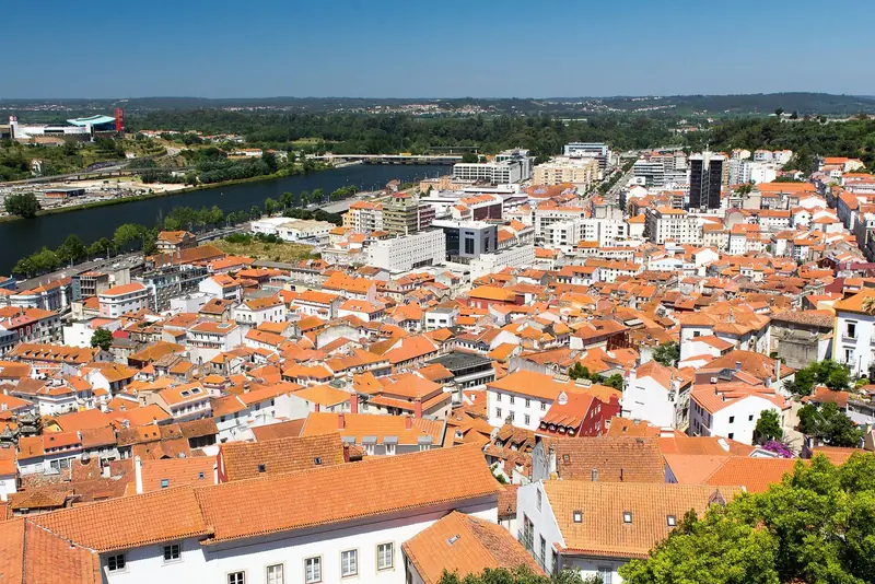 Telhados de Coimbra vistos do alto da universidade, com o rio Mondego à esquerda