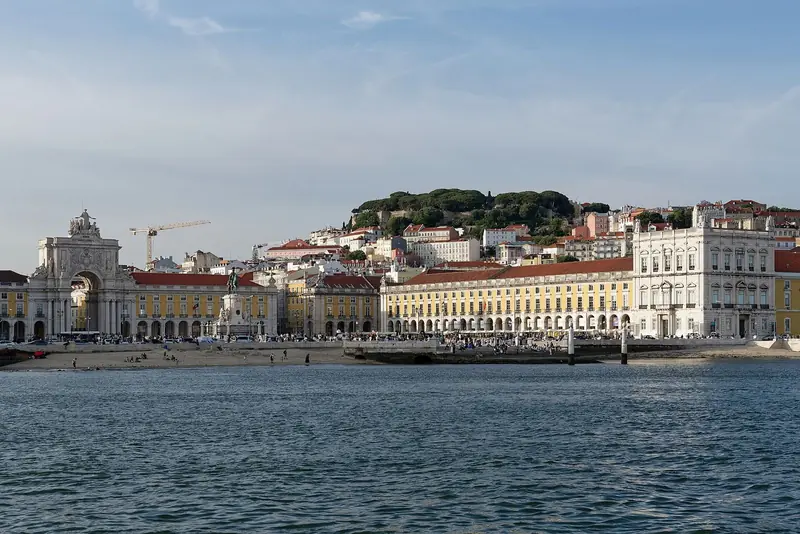 Praça do Comércio vista do rio Tejo, com o arco da Rua Augusta e o Castelo de São Jorge no alto