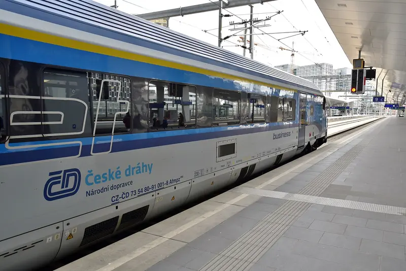 Railjet branco e azul das ferrovias tchecas parado na plataforma da estação central de Viena