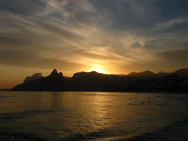 Silhueta do Morro Dois Irmãos e da Pedra da Gávea ao pôr do sol, vista do Arpoador