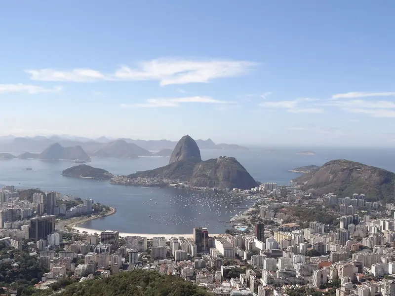 Enseada de Botafogo com barcos ancorados e o Pão de Açúcar ao fundo, vista do alto