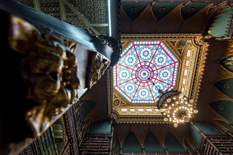 Claraboia colorida e lustre no teto do Real Gabinete Português de Leitura
