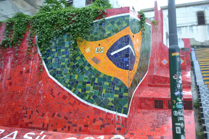Trecho da Escadaria Selarón com a bandeira do Brasil em mosaico de azulejos, ao lado dos degraus