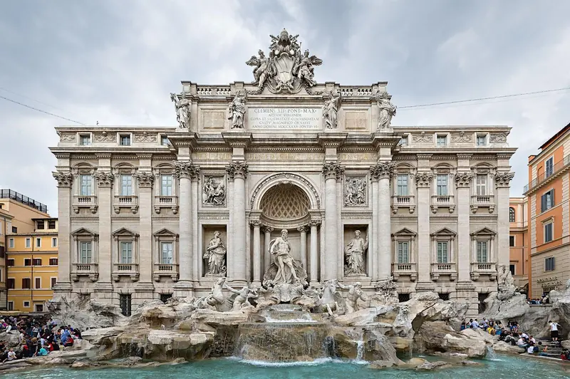 Fachada da Fontana di Trevi com a estátua de Oceano no nicho central e a água azul-esverdeada da bacia