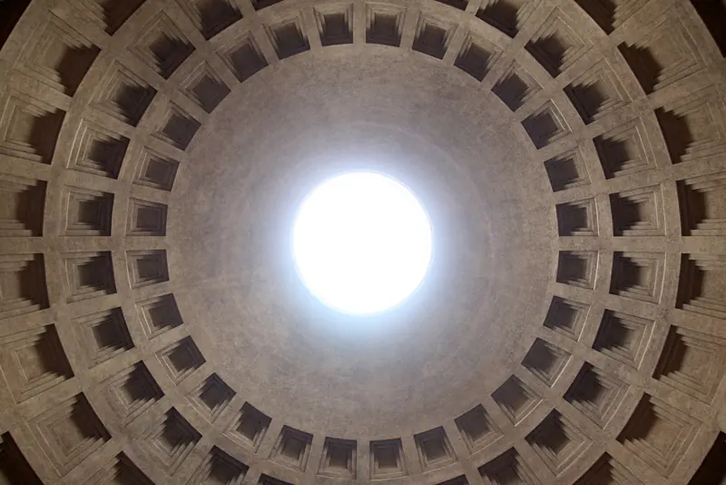 Cúpula do Panteão vista de baixo, com os anéis de caixotões de concreto em volta do óculo aberto para o céu