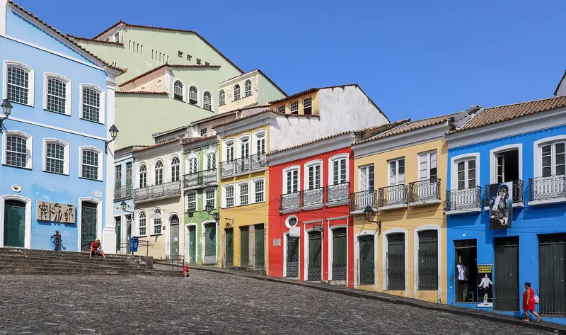 Sobrados coloridos do Largo do Pelourinho, em Salvador, sob céu azul