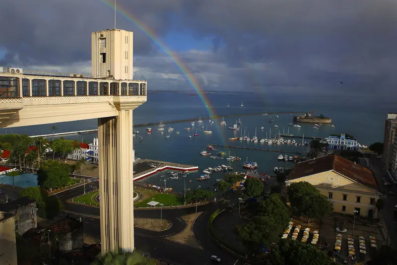 Elevador Lacerda com o Mercado Modelo e a baía ao fundo