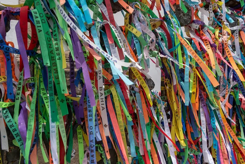 Fitas do Senhor do Bonfim amarradas na grade da igreja