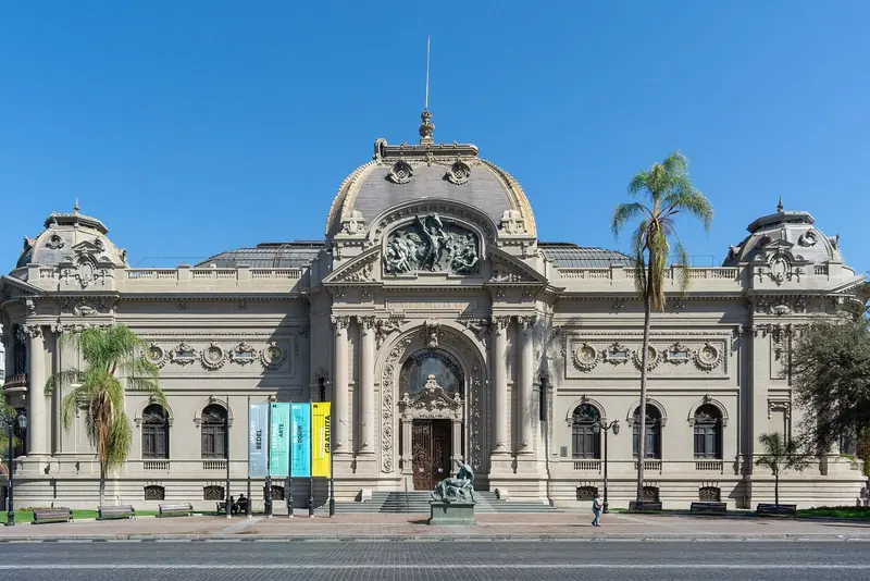 Fachada do Museo Nacional de Bellas Artes, com cúpula central, palmeiras e céu azul