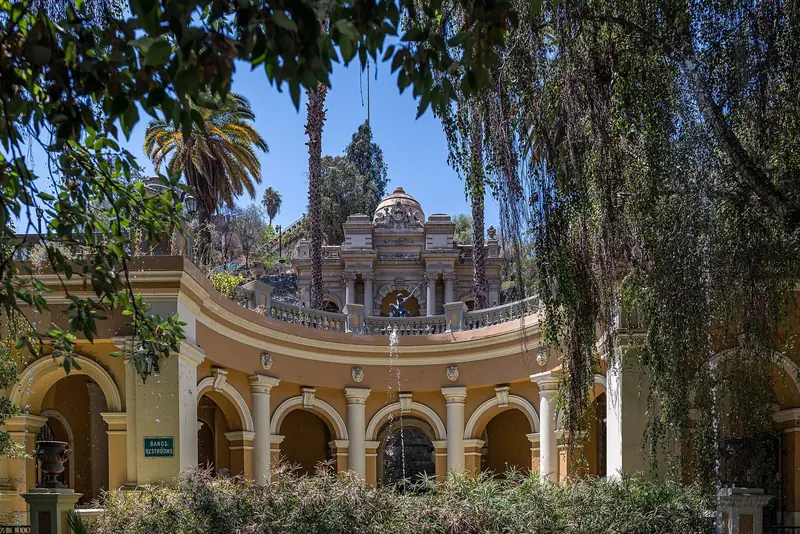 Terraza Neptuno no Cerro Santa Lucía, com arcadas amarelas, fonte e escadarias entre árvores