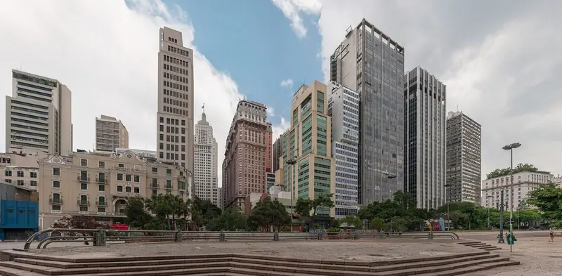 Prédios antigos e arranha-céus do centro de São Paulo vistos do Vale do Anhangabaú