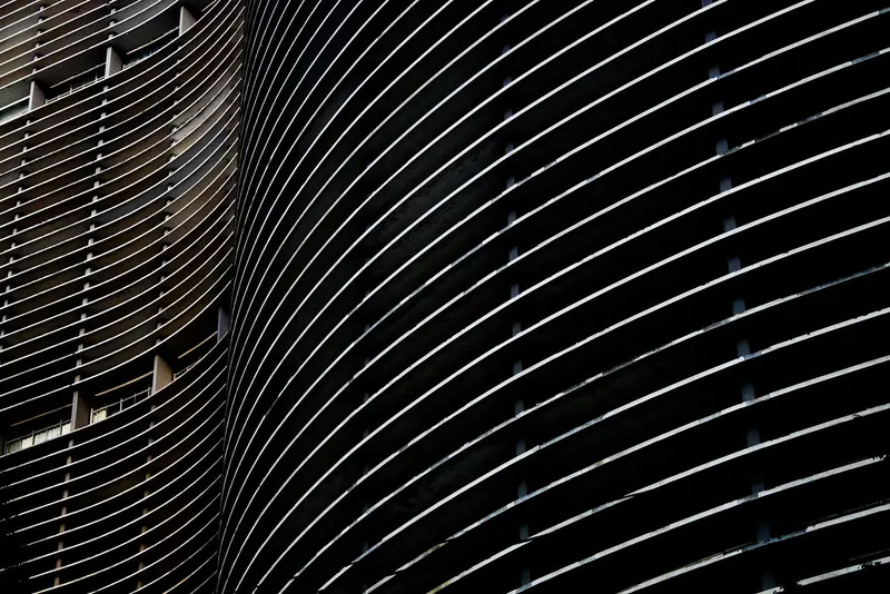 Faixas curvas de concreto da fachada do Edifício Copan, em close