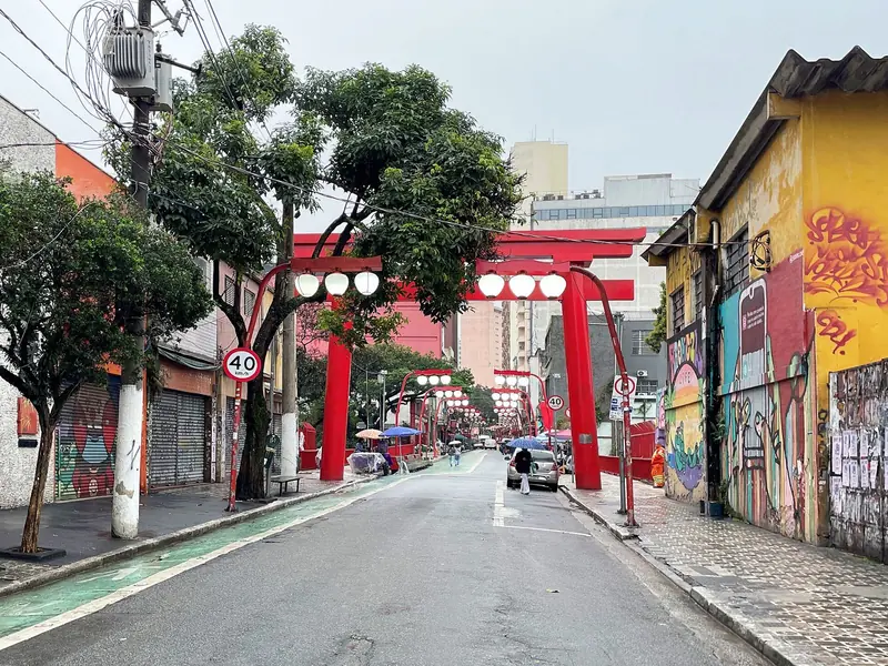 Pórticos vermelhos e luminárias na Rua Galvão Bueno, na Liberdade