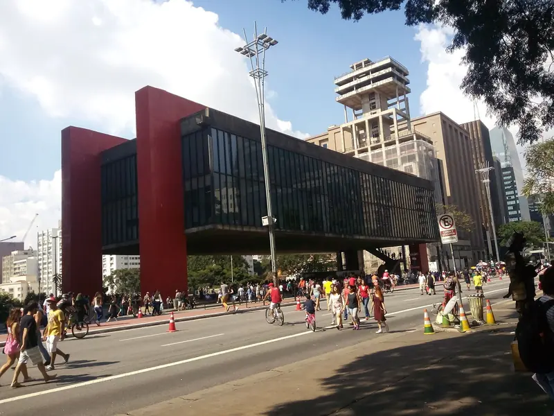 O MASP sobre seus pilares vermelhos, com a Avenida Paulista fechada para carros