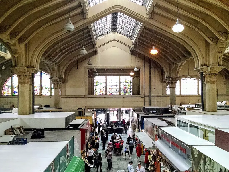 Interior do Mercado Municipal de São Paulo, com arcos e vitrais