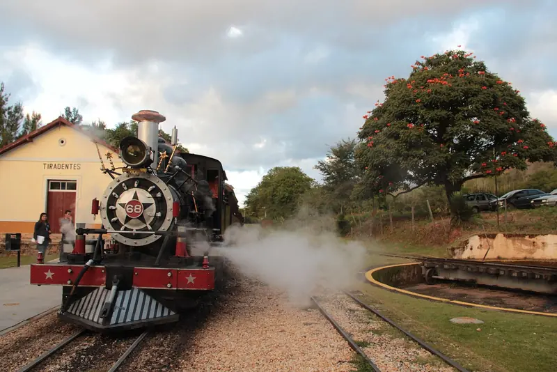 Locomotiva 68 soltando vapor na estação de Tiradentes